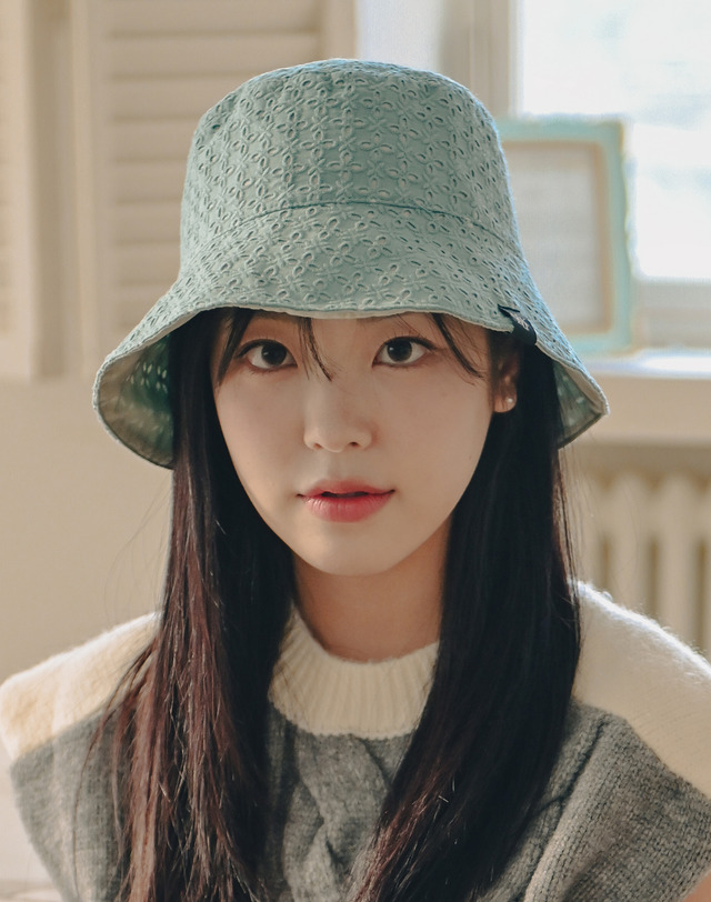 유룩 루시다 라벨 리버시블 플라워 펀칭 버킷햇 3color 착용컷