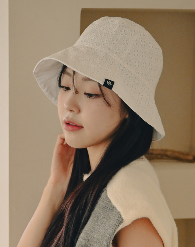 유룩 루시다 라벨 리버시블 플라워 펀칭 버킷햇 3color 착용컷