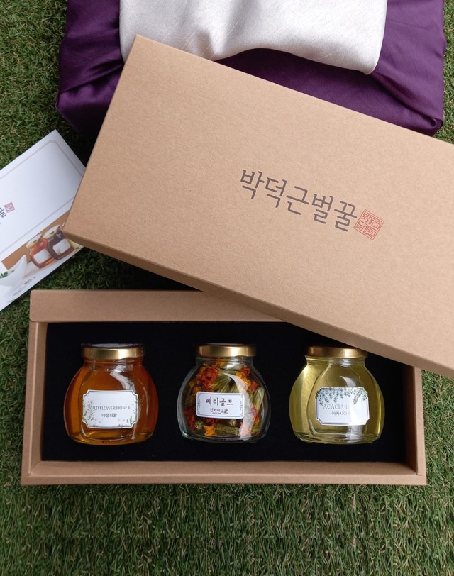 박덕근벌꿀 박덕근벌꿀 꽃꿀3종선물세트 보자기포장 착용컷