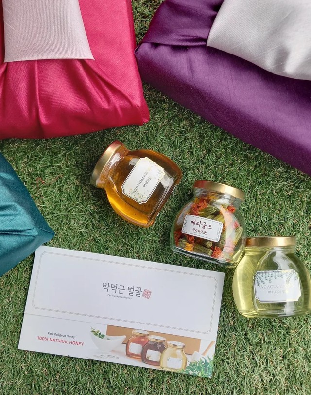 박덕근벌꿀 박덕근벌꿀 꽃꿀3종선물세트 보자기포장 착용컷