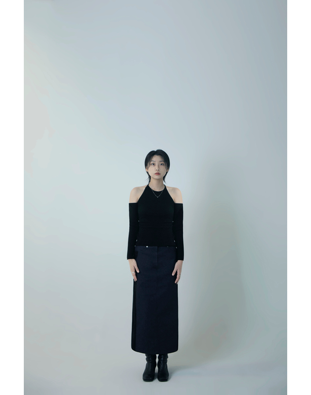 이음 홀터넥 컷아웃 롱 슬리브 니트 탑 (블랙) 착용컷