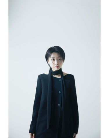 웨이브 넥 미디 코트 드레스 (블랙)
