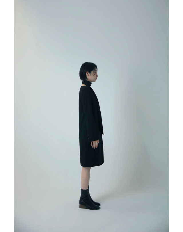 이음 웨이브 넥 미디 코트 드레스 (블랙) 착용컷
