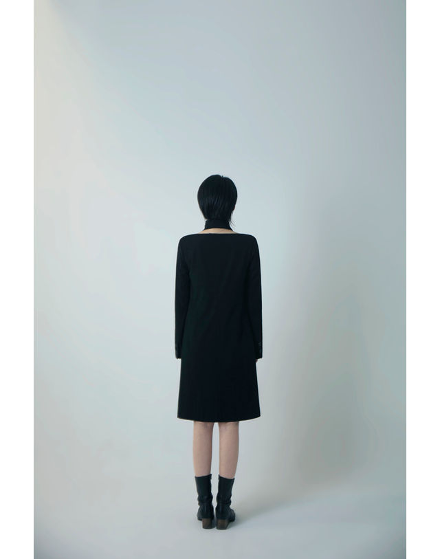 이음 웨이브 넥 미디 코트 드레스 (블랙) 착용컷