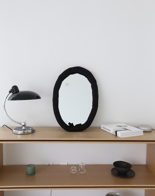 미호미두 Black Oval Cushion Mirror 착용컷
