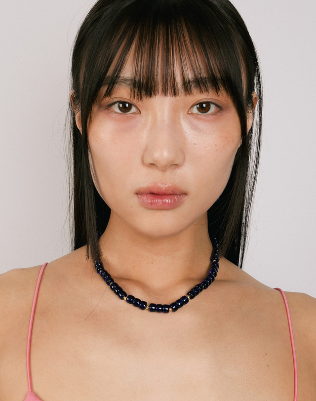토우토우아카이브 MARSHMALLOW NECKLACE-BADA NAVY 착용컷