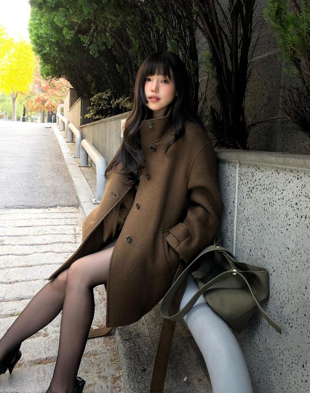 올리브데올리브 스웨이드 핸들 버킷백 OE5WGB990 착용컷