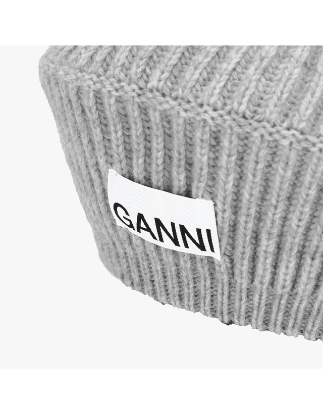 가니 GANNI A4430 921 로고 패치 스트럭처드 베레모 착용컷