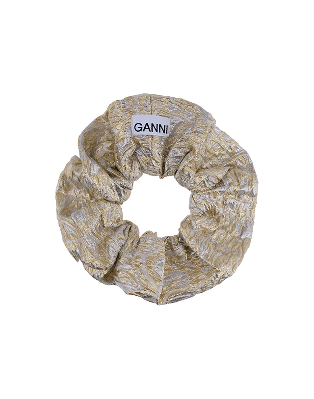 가니 GANNI A6432 012 메탈릭 스크런치 헤어밴드 착용컷