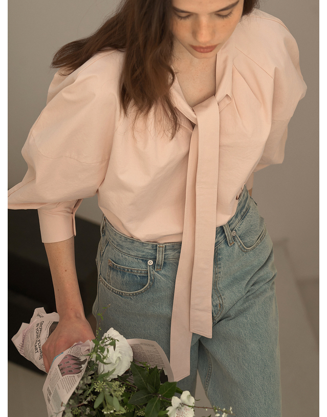 모멧 로랑 타이 블라우스 핑크 착용컷