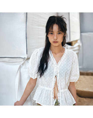 [신상인하] 코튼 펀칭 리본 블라우스_AWWBLQ21060