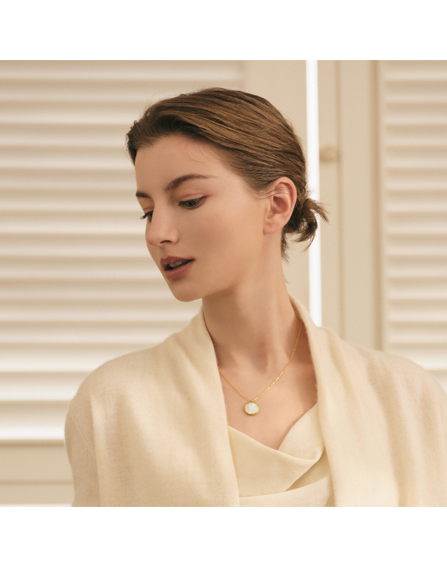 수앤진골드 엘리자베스 화이트 쉘 목걸이 24K 순금 3.75g 착용컷