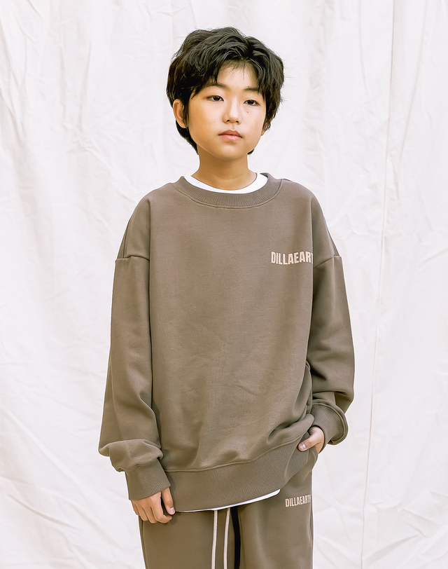딜라어스 DILLAEARTH BROWN STANDARD SWEAT SHIRT 착용컷