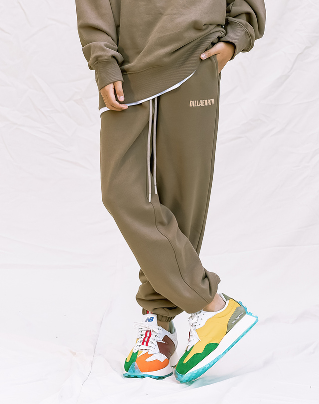 딜라어스 DILLAEARTH BROWN STANDARD SWEAT PANTS 착용컷
