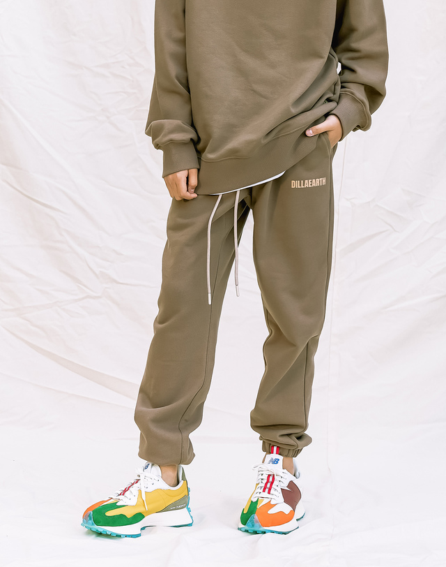 딜라어스 DILLAEARTH BROWN STANDARD SWEAT PANTS 착용컷