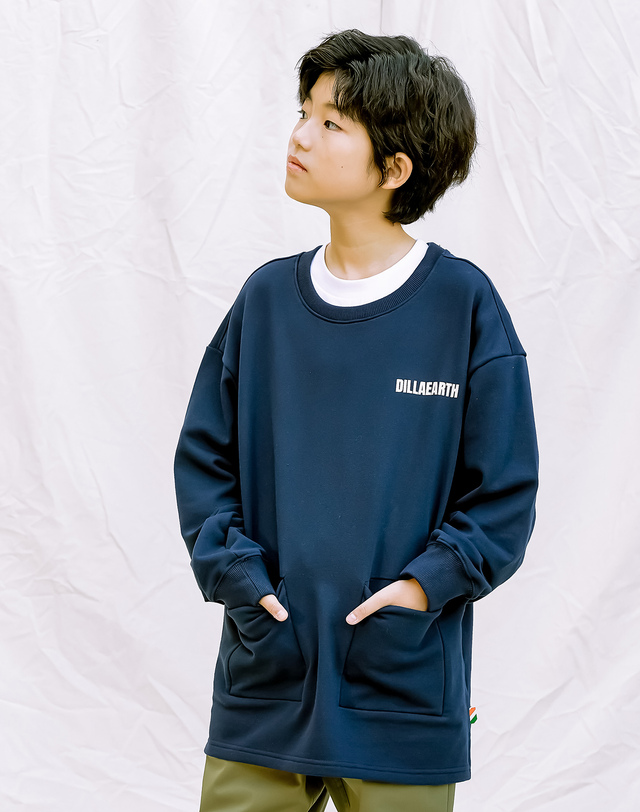 딜라어스 DILLAEARTH NAVY HIDDEN TWO POCKET RELAXED LONG T-SHIRT 착용컷