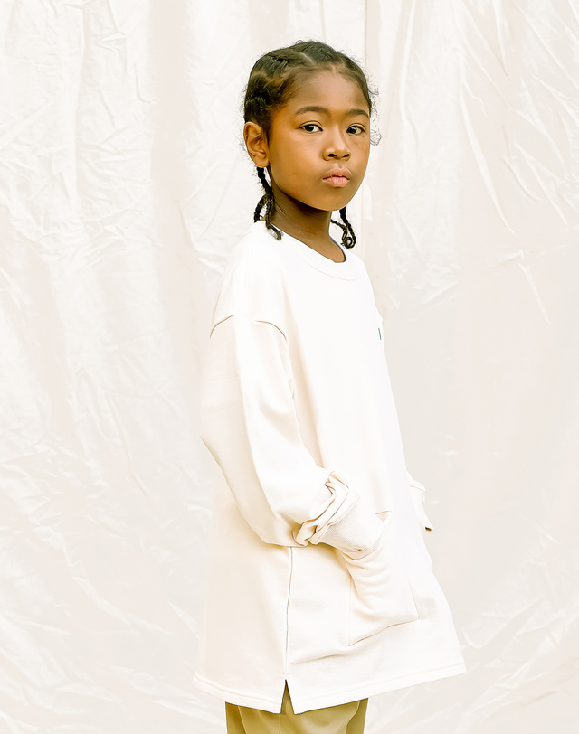 딜라어스 DILLAEARTH OATMEAL HIDDEN TWO POCKET RELAXED LONG T-SHIRT 착용컷