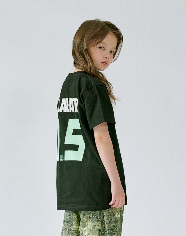 딜라어스 DILLAEARTH LOGO REFLECTIVE BASIC SHORT SLEEVED T-SHIRT 착용컷