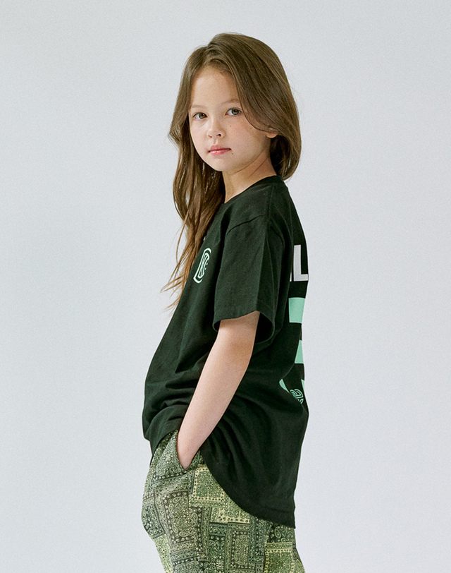딜라어스 DILLAEARTH LOGO REFLECTIVE BASIC SHORT SLEEVED T-SHIRT 착용컷