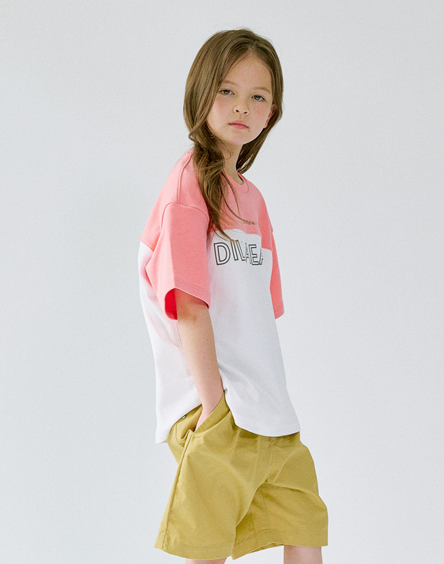 딜라어스 DILLAEARTH COLOURWAY RECYCLE SHORT-SLEEVED T-SHIRT SALMON 착용컷