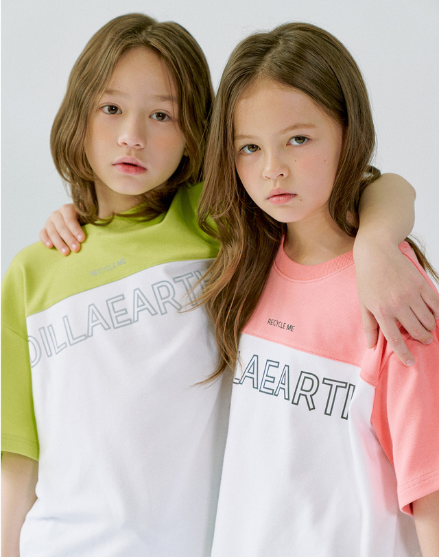 딜라어스 DILLAEARTH COLOURWAY RECYCLE SHORT-SLEEVED T-SHIRT SALMON 착용컷