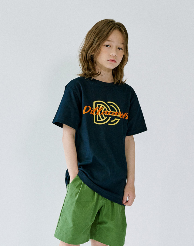 딜라어스 DILLAEARTH NEW LOGO BASIC SHORT SLEEVED T-SHIRT 착용컷