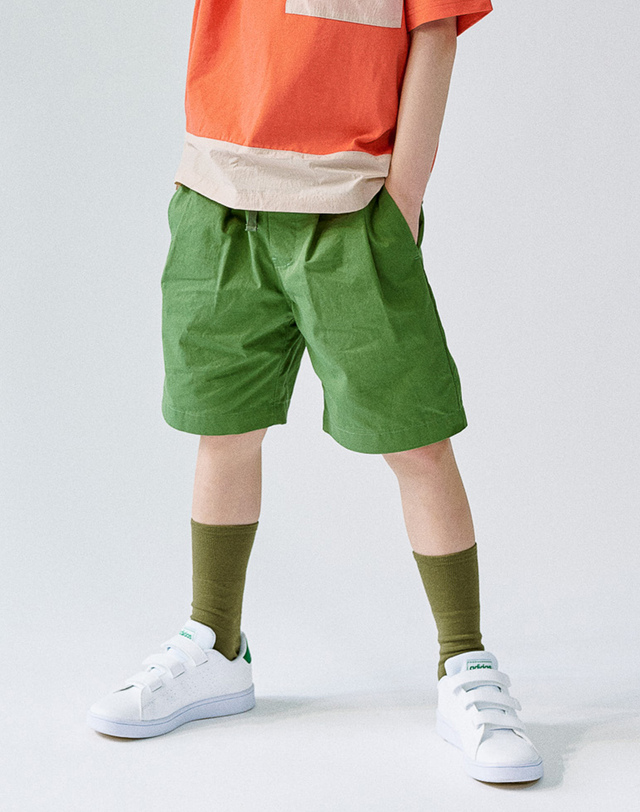 딜라어스 DILLAEARTH TWO TUCK COTTON BANDING SHORTS KHAKI 착용컷