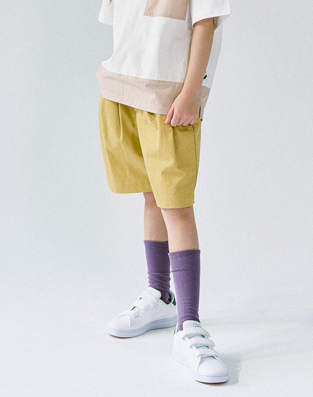 딜라어스 DILLAEARTH TWO TUCK COTTON BANDING SHORTS MUSTARD 착용컷