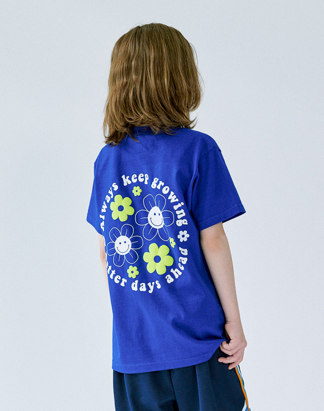 딜라어스 DILLAEARTH BACK FLOWER BASIC SHORT SLEEVED T-SHIRT BLUE 착용컷