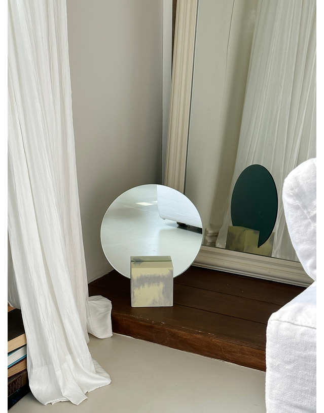 에이피알론드 ［에이피알론드］CONCRET square mirror 2color / 콘크리트 탁상 미러 거울 착용컷