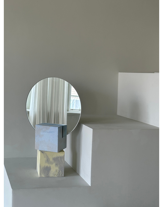 에이피알론드 ［에이피알론드］CONCRET square mirror 2color / 콘크리트 탁상 미러 거울 착용컷