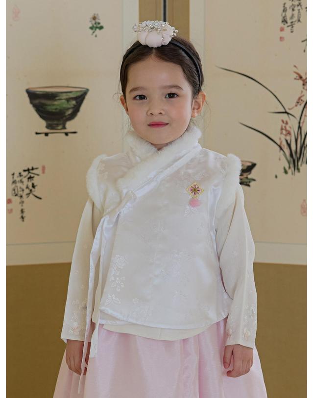 아이보리스튜디오 예화 털배자 착용컷