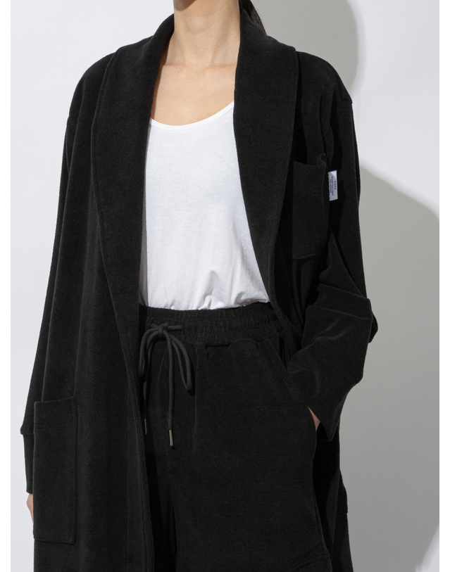 씨피티에스 UNISEX COMFY ROBE SETS_BLACK 착용컷