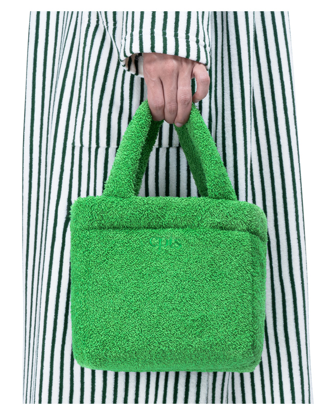 씨피티에스 TOWELING SQUARE MINI BAG_GREEN 착용컷
