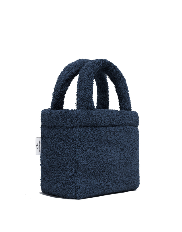 씨피티에스 TOWELING SQUARE MINI BAG_NAVY 착용컷