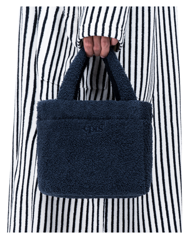 씨피티에스 TOWELING SQUARE MINI BAG_NAVY 착용컷