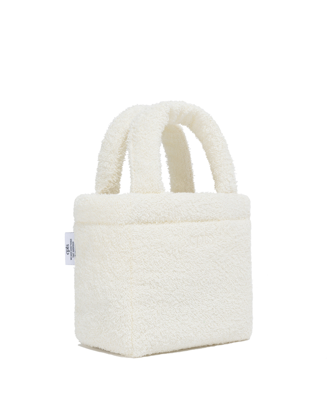 씨피티에스 TOWELING SQUARE MINI BAG_IVORY 착용컷