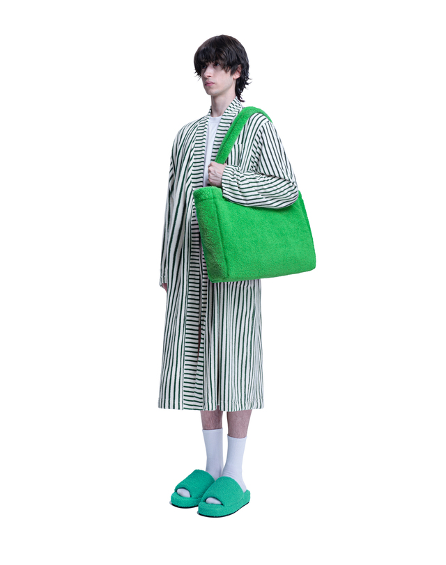 씨피티에스 TOWELING SQUARE BAG_GREEN 착용컷