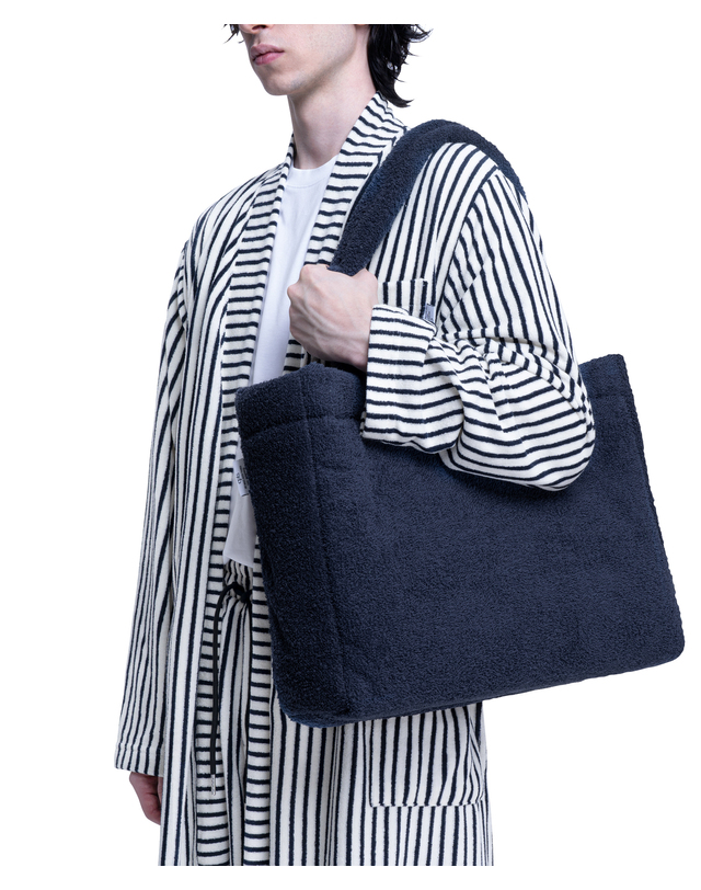 씨피티에스 TOWELING SQUARE BAG_NAVY 착용컷