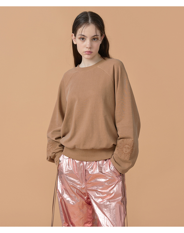 워브먼트 [22FW] Sun Needlework Point Sweatshirt - Brown 착용컷