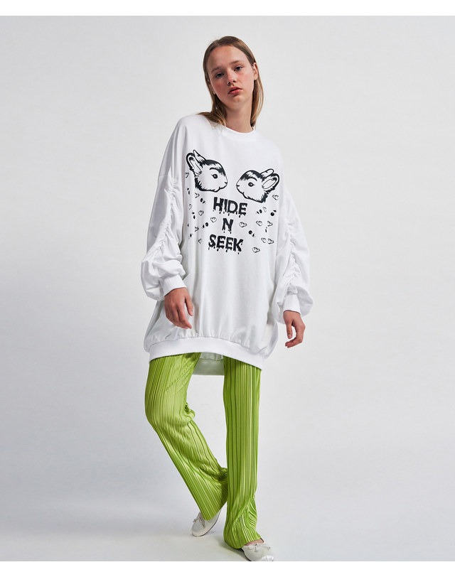 워브먼트 HIDE N SEEK Printing Long Length Sweat Shirt WHITE 착용컷