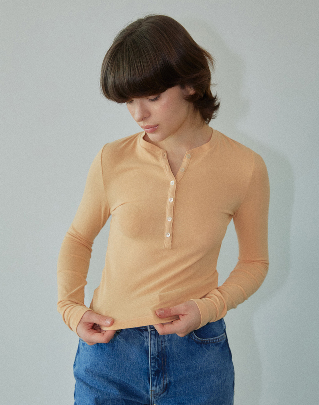 워브먼트 Basic Henly Neck Top Apricot WBDFTP004OR 착용컷
