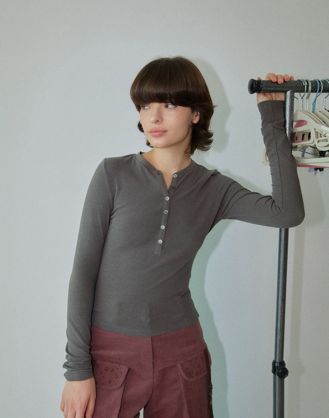 워브먼트 Basic Henly Neck Top Dark Gray WBDFTP004DG 착용컷