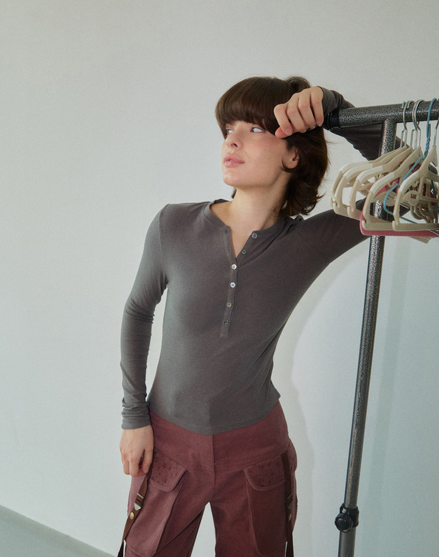 워브먼트 Basic Henly Neck Top Dark Gray WBDFTP004DG 착용컷