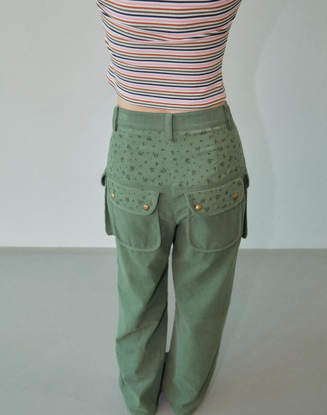 워브먼트 Pocket Detail Cargo Pants Khaki WBDFPA001KK 착용컷