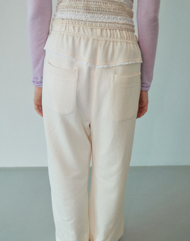 워브먼트 Backside Lace Edge Sweatpants Cream WBDFPA002IV 착용컷