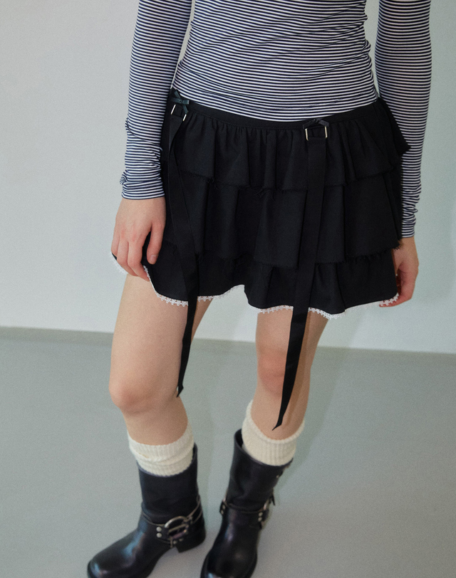 워브먼트 Ruffle Mini Skirt With Strap Tie Black WBDFSK001BK 착용컷