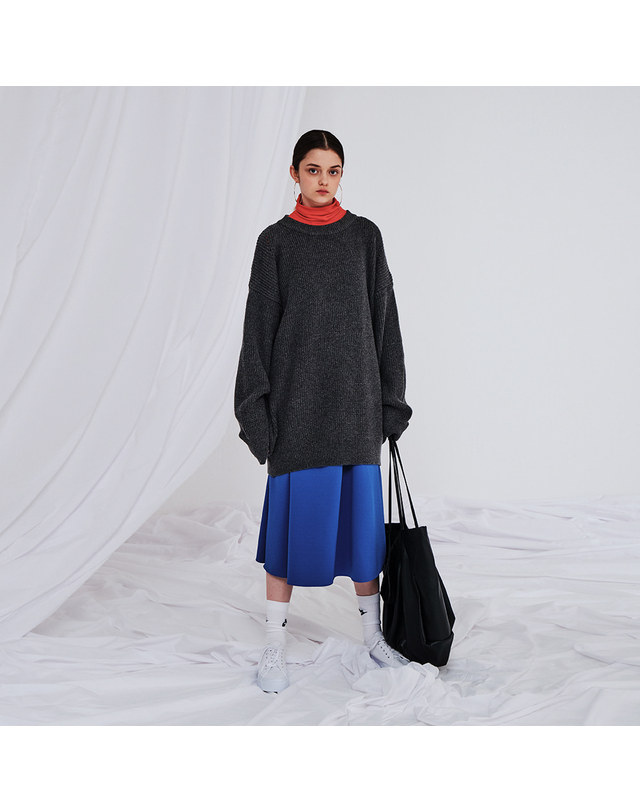 메이크어토스트 LONG SLEEVE KNIT ONE PIECE DEEP GREY 착용컷