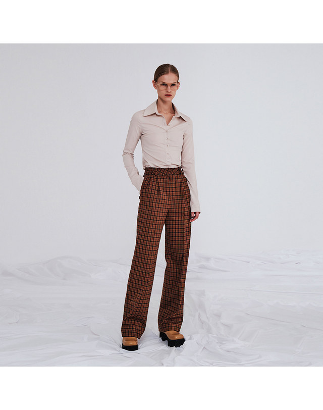 메이크어토스트 CHECK TWO TUCK SLACKS CHECK BROWN 착용컷