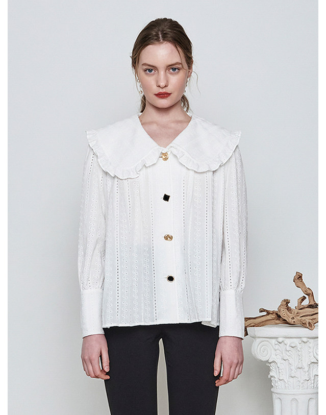 메이크어토스트 BIG COLLAR PUNCHING BLOUSE WHITE 착용컷